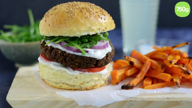 Burger végétarien et frites de patates douces