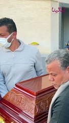 فتاة بعيون خضراء تغني وتبكي في وداع عهدي صادق