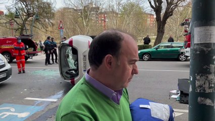 Un vehículo vuelca en el Paseo de Salamanca