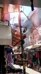 Accident : बीच बाजार में बिजली तार में निकली चिंगारिया, महिला ने दौड़ कर बचाई जान