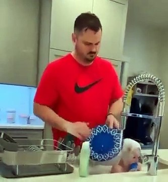 Un homme a trouvé un moyen de faire ses tâches pour le foyer plus rapidement !