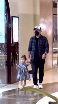 Quand tu passes devant un magasin de jouets avec tes enfants