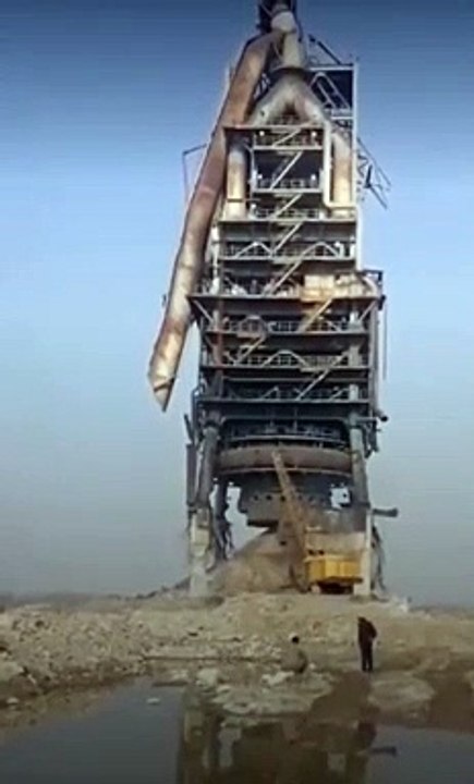 Démolition impressionnante d'un batiment industriel