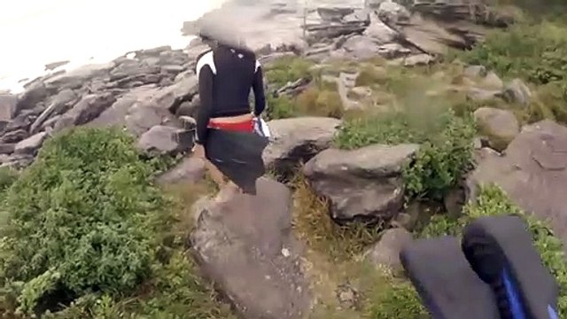 Filmou relâmpago a cair ao lado da namorada e teve reação surreal