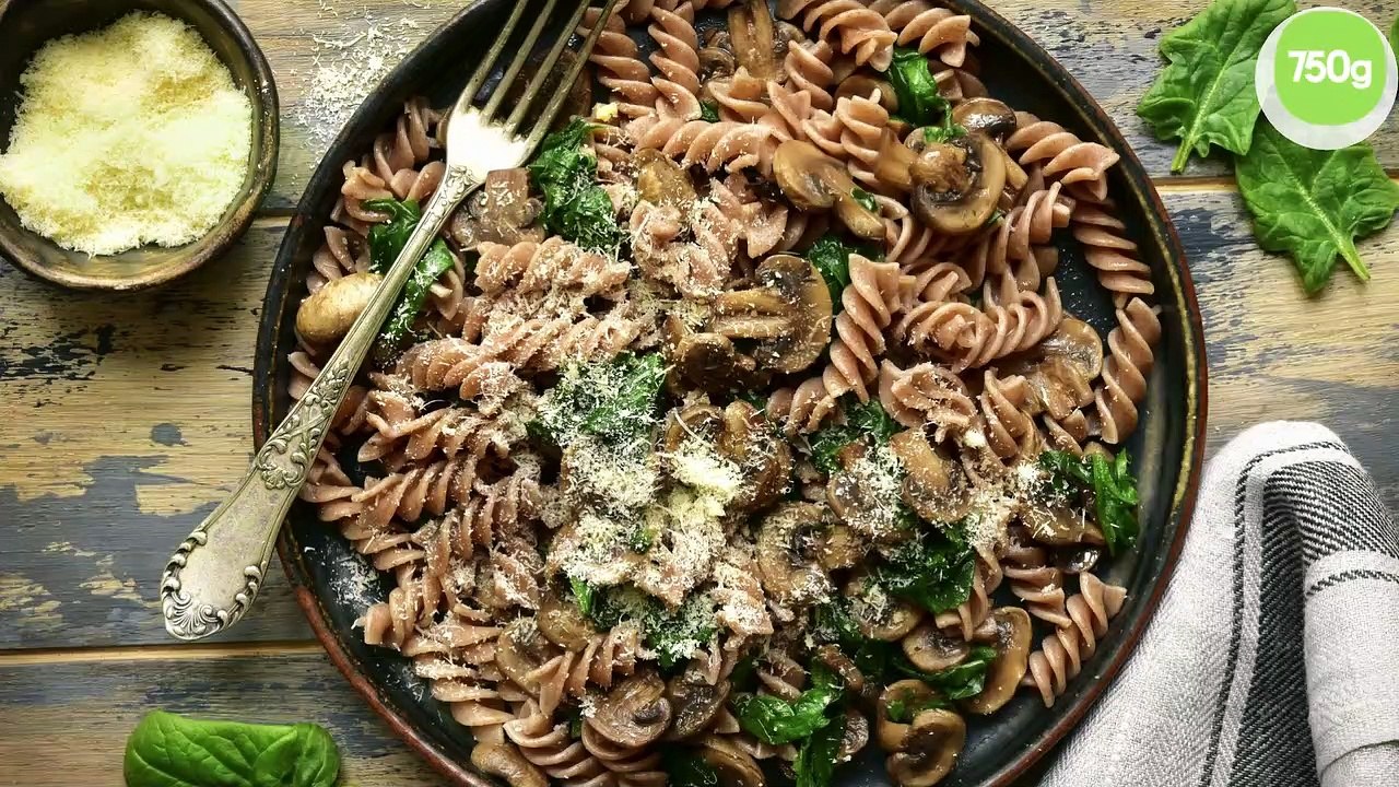 Pâtes complètes aux champignons et pousses d'épinards