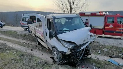 Kamyonet ile otomobil kafa kafaya çarpıştı: 1'i ağır 2 yaralı