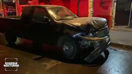 Conductor se impactó contra un árbol, mismo que termino recargado contra una finca en San Pedrito