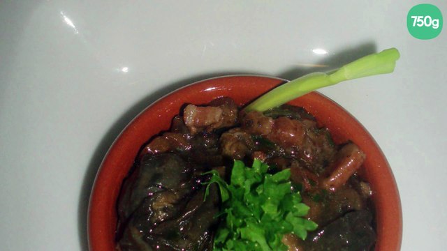 Cassolette d'escargots au vin, lardons,et champignons.