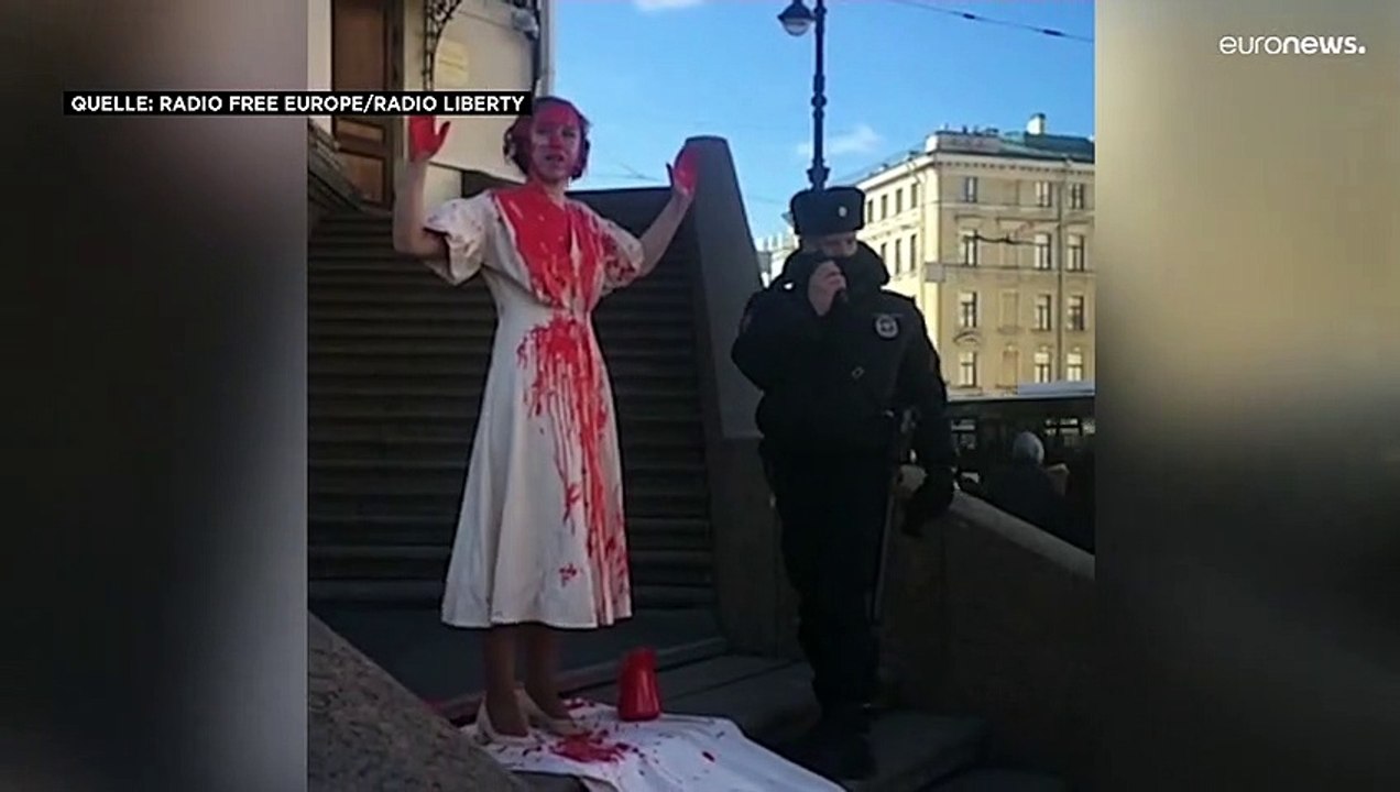 Russin übergießt sich mit Kunstblut