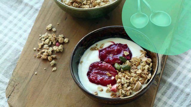 P’tit déj de saison : quetsches poêlées, yaourt de brebis et crumble