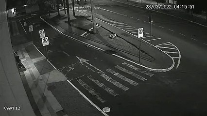 Homem joga moto contra porta da Câmara Municipal de Uberlândia