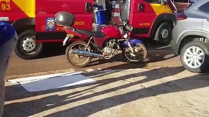 Casal desvia de veículo na Av. Tito Muffato, perde o controle da motocicleta e sofre queda