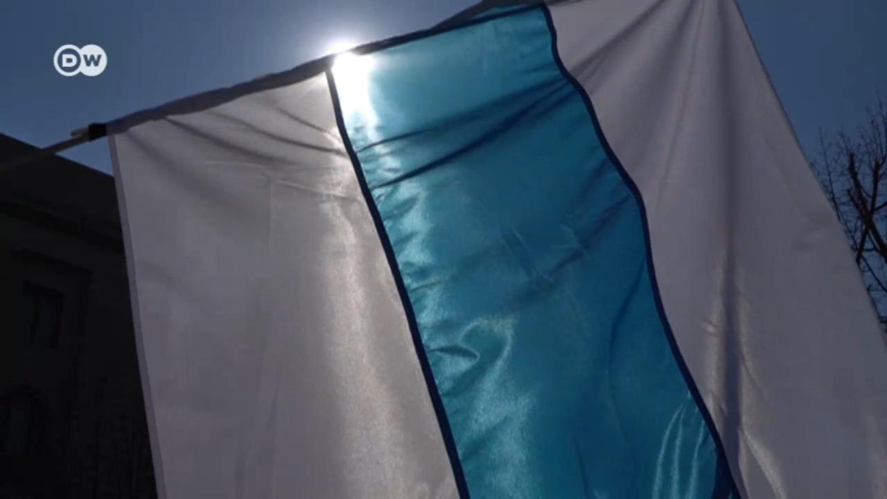 Бело-сине-белый флаг - новый символ российского протеста (28.03.2022)