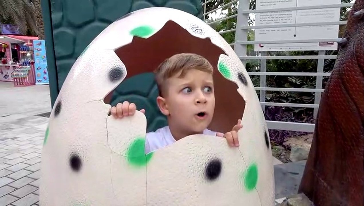 Diana et Roma se promènent dans le parc des dinosaures et le musée des illusions