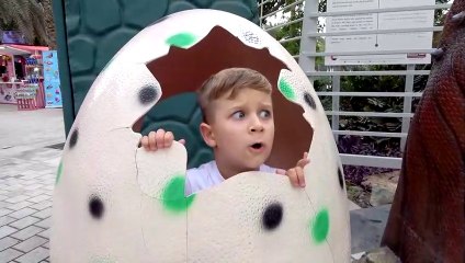 Diana et Roma se promènent dans le parc des dinosaures et le musée des illusions