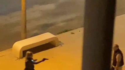 Video de una agente disparando a un hombre que trata de agredirla con un arma blanca, en Rincón de la Victoria.