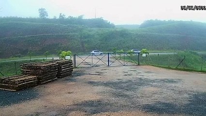 Motorista se salva após carro 'voar', em Leopoldina