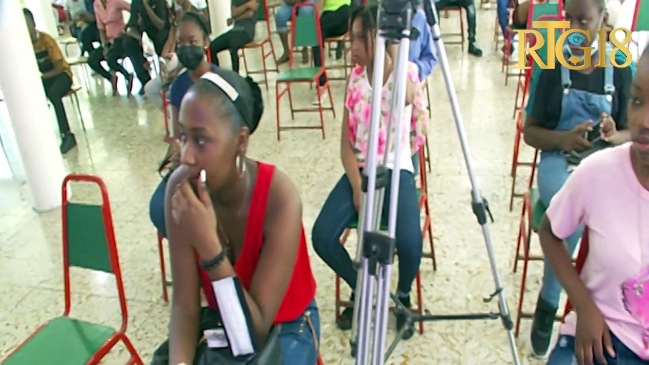 Responsab Expo-Science Haïti yo òganize yon fwa syantifik pou plizyè jèn.