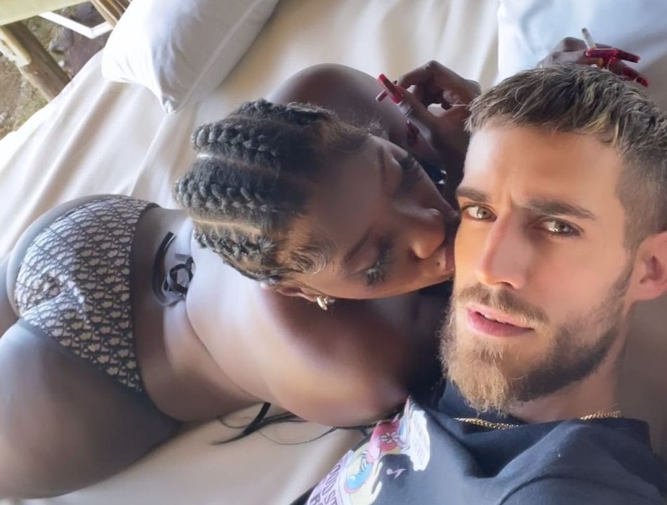 Aya Nakamura en baecation avec Vladmir (Dégaine ft Damso)