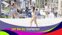 Angelique Boyer se relaja y se asolea a solas en la playas del caribe mexicano