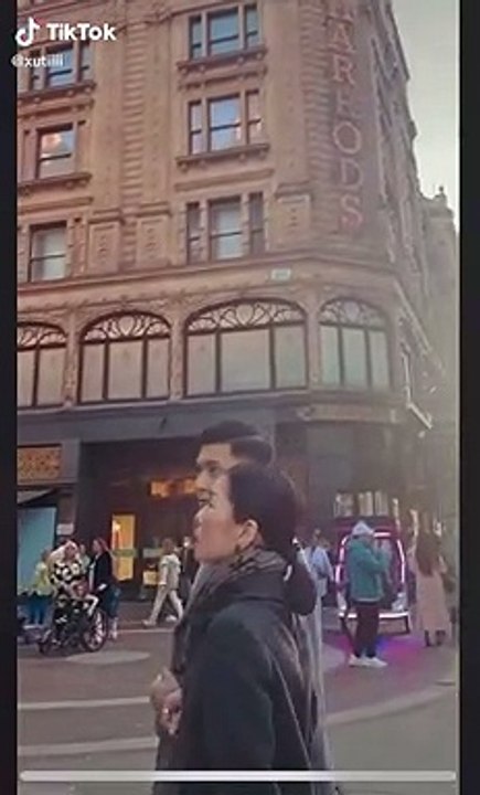 Vừa sang tới Anh, Lệ Quyên - Lâm Bảo Châu đã tình bể bình trên phố: cưới thôi anh chị ơi