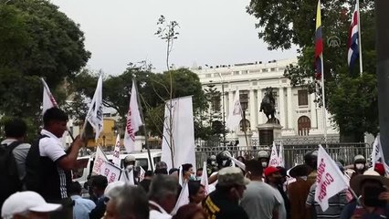 Peru'da Devlet Başkanı Castillo yanlıları ve karşıtları aynı alanda gösteri düzenledi