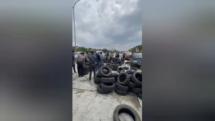 Mengaku Belum Dapat Ganti Rugi, Puluhan Warga Tutup Jalan Tol Desari