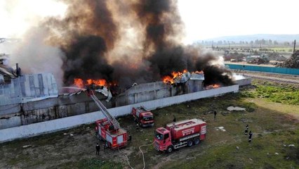 Geri dönüşüm fabrikasında çıkan yangın böyle görüntülendi