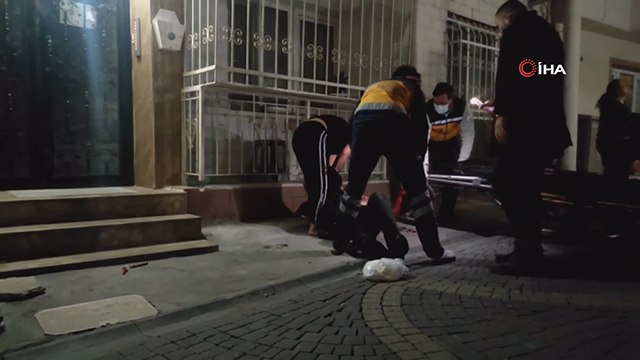 Annesini rahatsız eden adamı iki yerinden bıçakladı