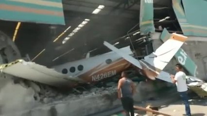 Tres muertos y varios heridos al estrellarse una avioneta contra un supermercado en México