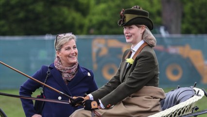 GALA VIDEO - Lady Louise Windsor crée l’émotion avant l’hommage au prince Philip, son grand-père