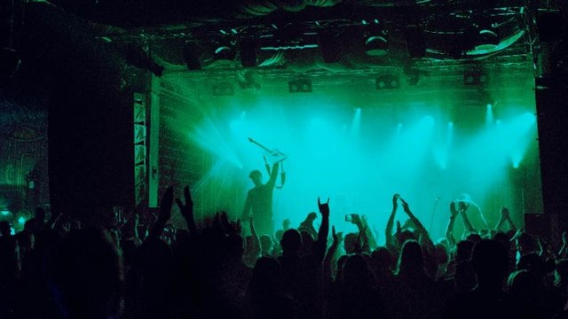 Ingin Nonton Konser Offline Tapi Masih Pandemi? Ikuti Tips Ini