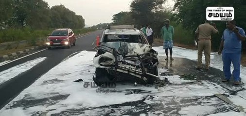 Скачать видео: திருச்சி அருகே திடீரென பற்றி எரிந்த கார்; அதிர்ஷ்டவசமாக உயிர் தப்பிய பயணிகள்!