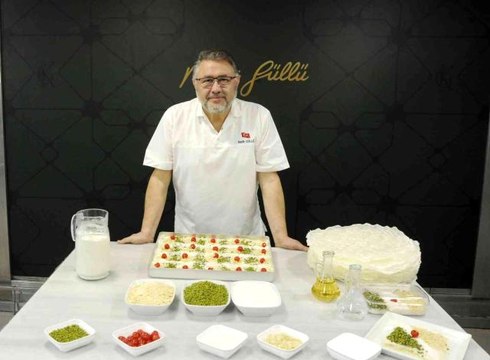 Ramazan ayının vazgeçilmezi 'güllaç' raflarda yerini alıyor