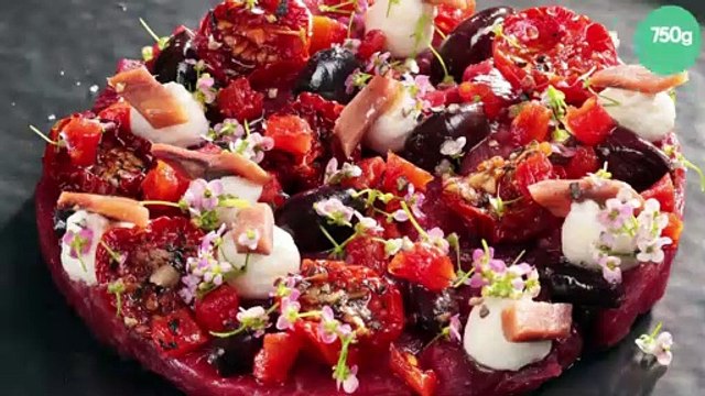 Ceviche de flet de bœuf, bavarois d’anchois, tomates fumées au bois de hêtre, olives Taggiasche, petites pousses