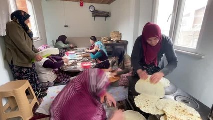 Karadenizli kadınlar ramazanda tüketilecek lezzetleri imece usulüyle hazırlıyor