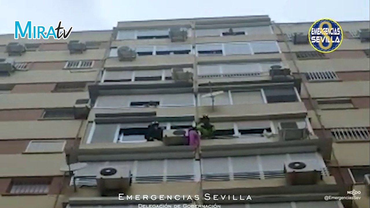 Los bomberos de Sevilla rescatan a una anciana sentada en una cornisa
