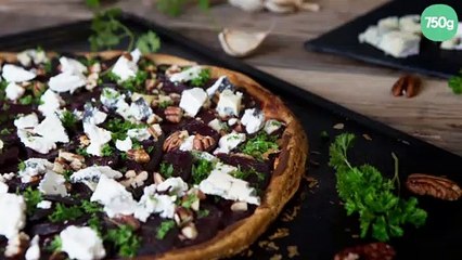 Tarte fine à la betterave, fromage et noix de pécan