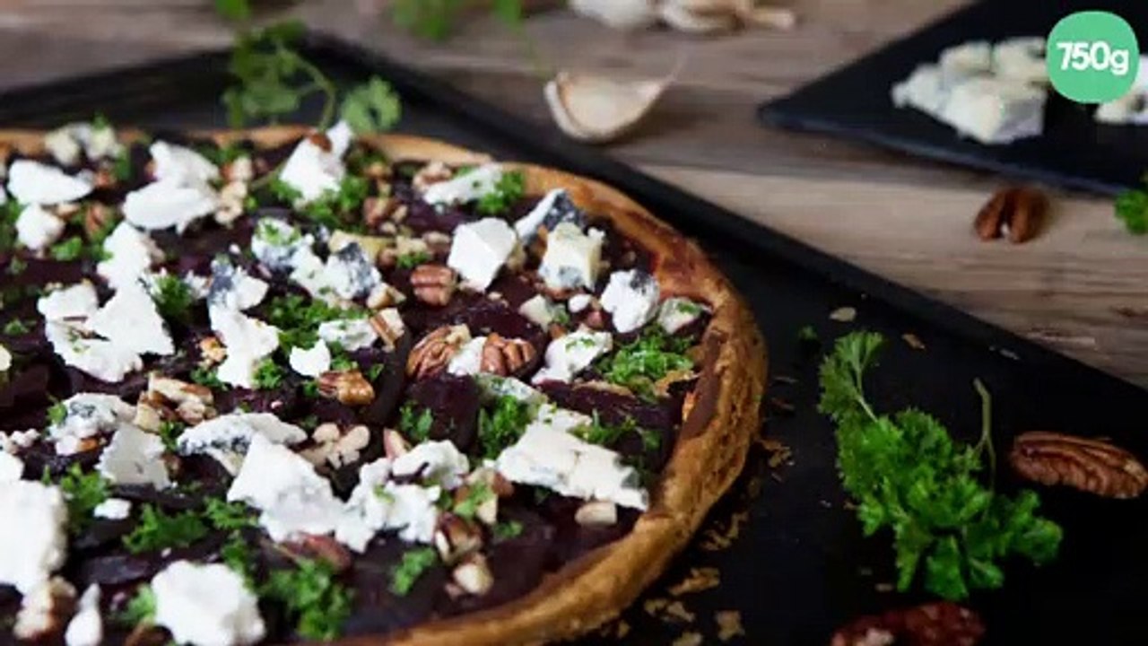 Tarte fine à la betterave, fromage et noix de pécan