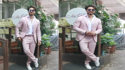 Tiger Shroff अपने हैंडसम अंदाज में Bandra में हुए स्पॉट, देखे वीडियो | FilmiBeat