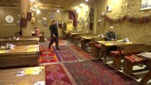 Erbilli genç şef, nostaljik restoranının yer sofrasında bölgenin yöresel lezzetlerini sunuyor