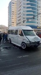 Polis motosikleti ile dolmuşun çarpışma anı kamerada