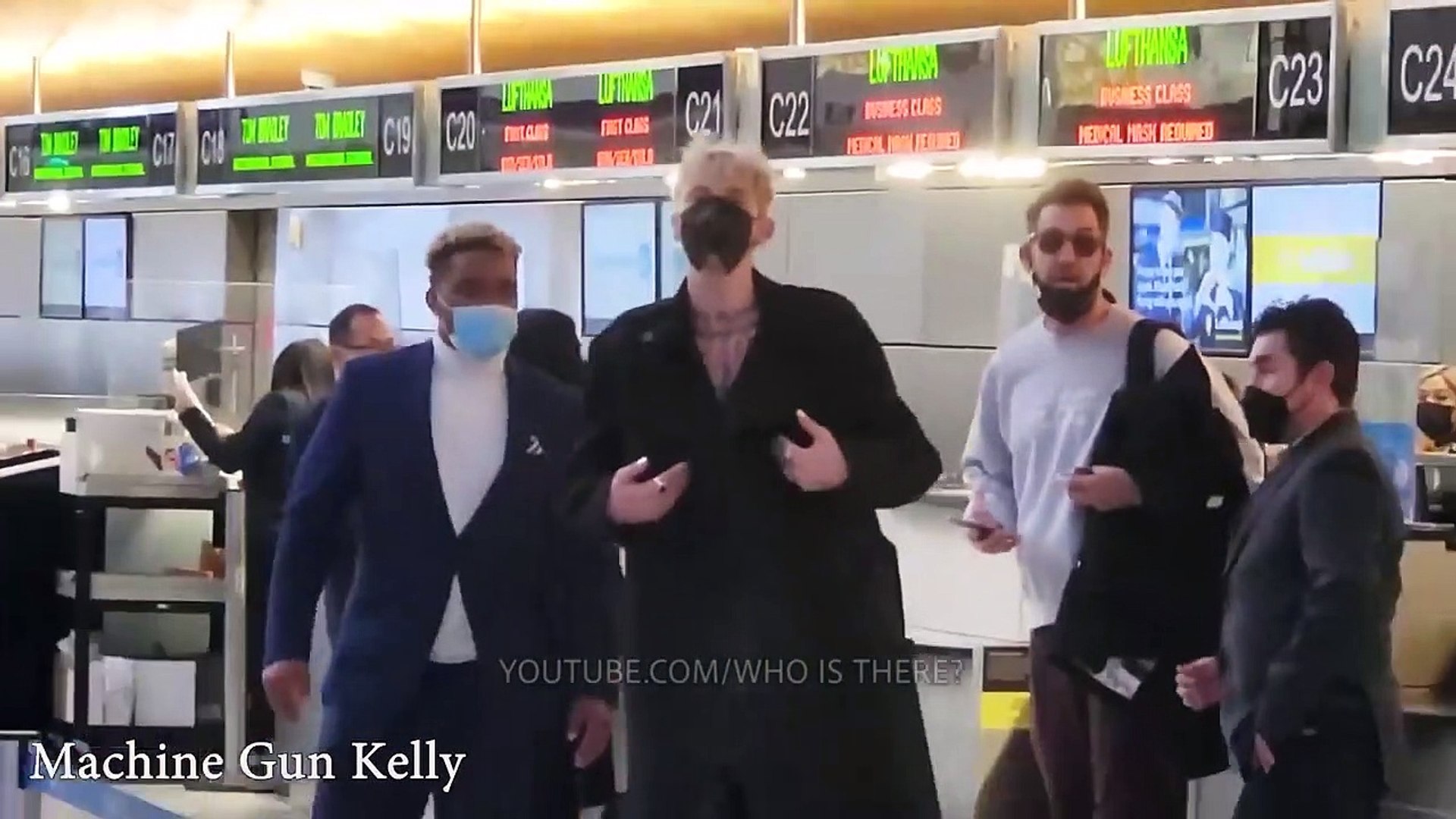 ⁣Celebrities vs Paparazzi