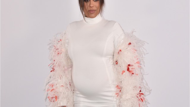 VOICI - Amel Bent enceinte : ce qui lui a causé des contractions pendant le tournage des cross battles de The Voice