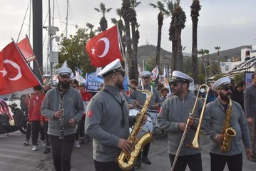 BIOR YARIŞLARI ÖNCESİ KORTEJ YÜRÜYÜŞÜNDE UKRAYNALI SPORCULARDAN 'SAVAŞA HAYIR' ÇAĞRISI