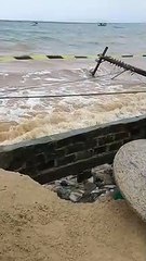 Maré alta derruba postes e alaga ruas em Zimbros, Bombinhas