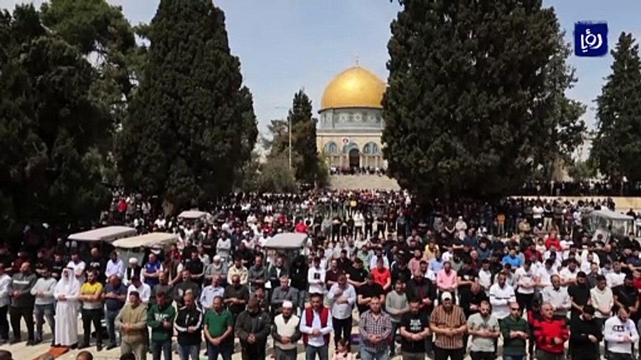 عشرات الآلاف يؤدون صلاة الجمعة في الأقصى