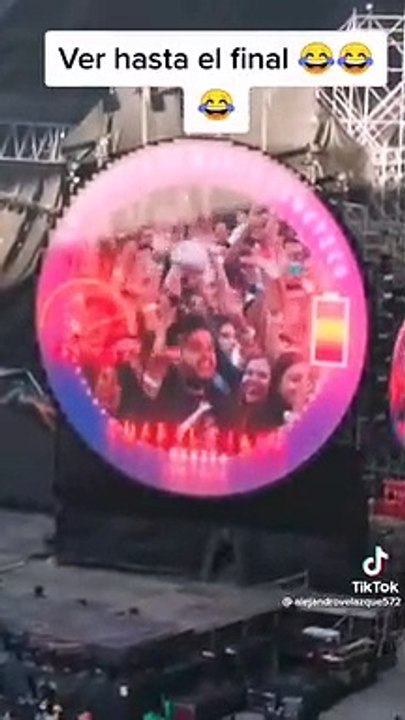 Casi se ahoga con trozo de pizza en el concierto de Coldplay y se vuelve viral