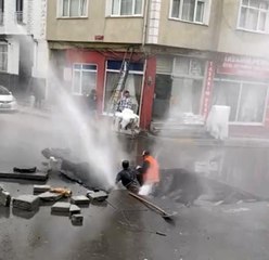 İSKİ'nin çalışması sırasında su borusu patladı... O anlar kamerada