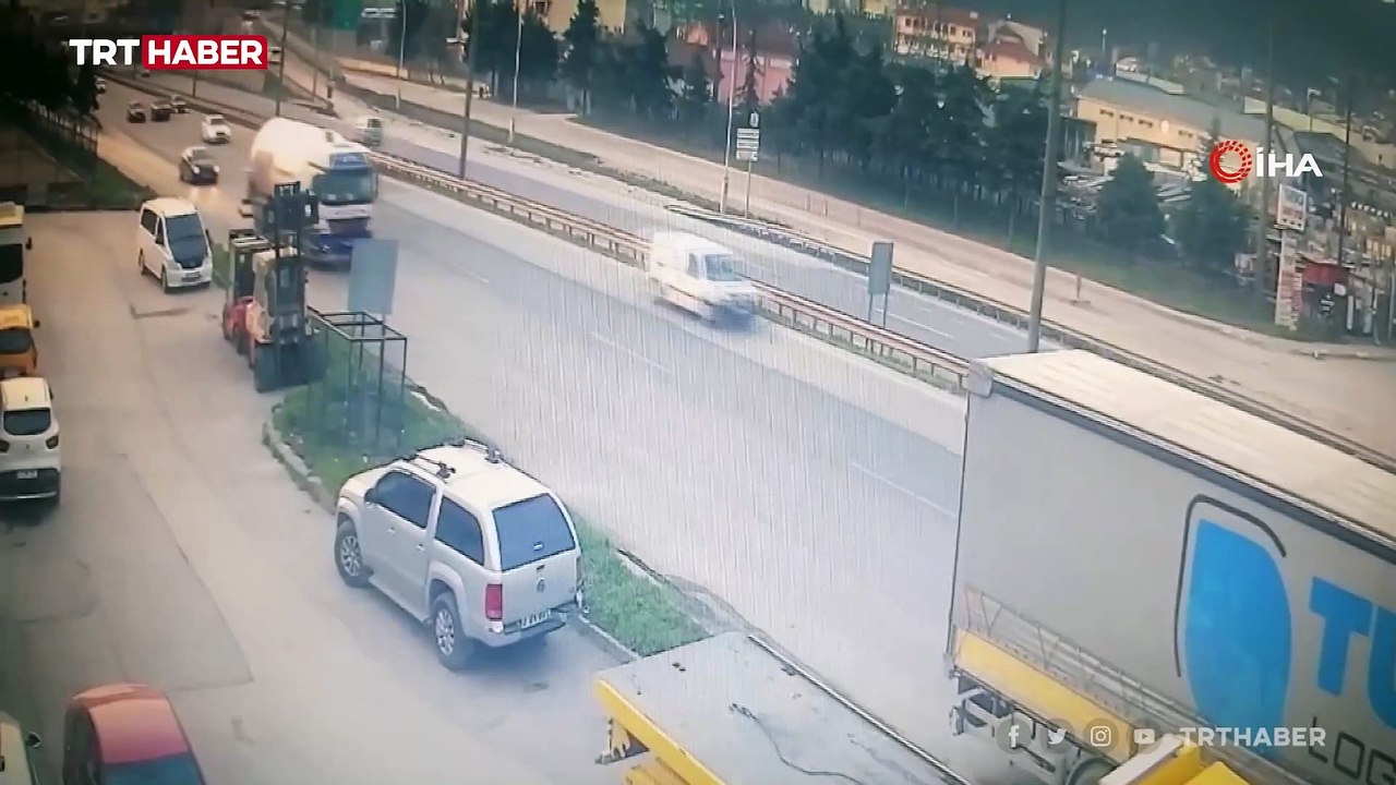 Makas atmak isterken park halindeki tıra çarptı